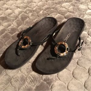 Vionic black thong sandals